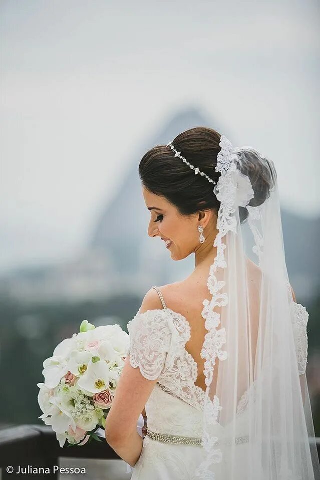 Прическа невесты с фатой 2024 Pin de H em زواج Penteado noiva, Cabelo casamento, Penteado casamento