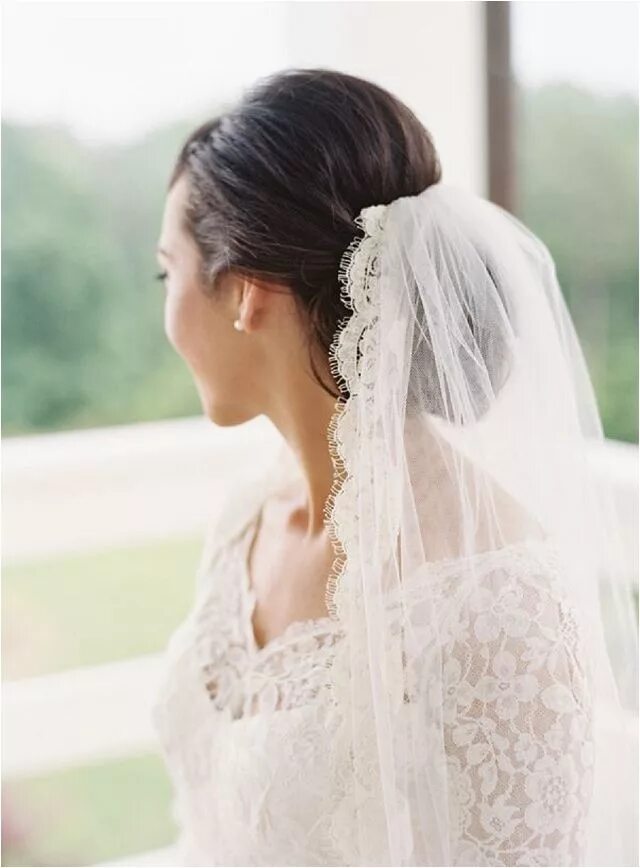 Прическа невесты с фатой How To Wear A Mantilla Veil On Your Wedding Day Veil hairstyles, Fall wedding ha