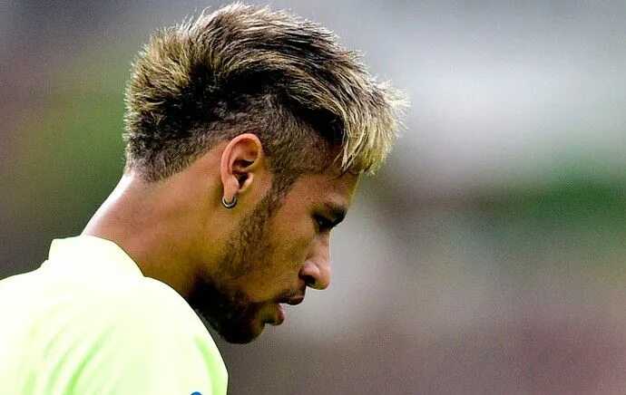 Прическа неймара Neymar e Daniel Alves aparecem em treino da Seleção de cabelos pintados Neymar, 