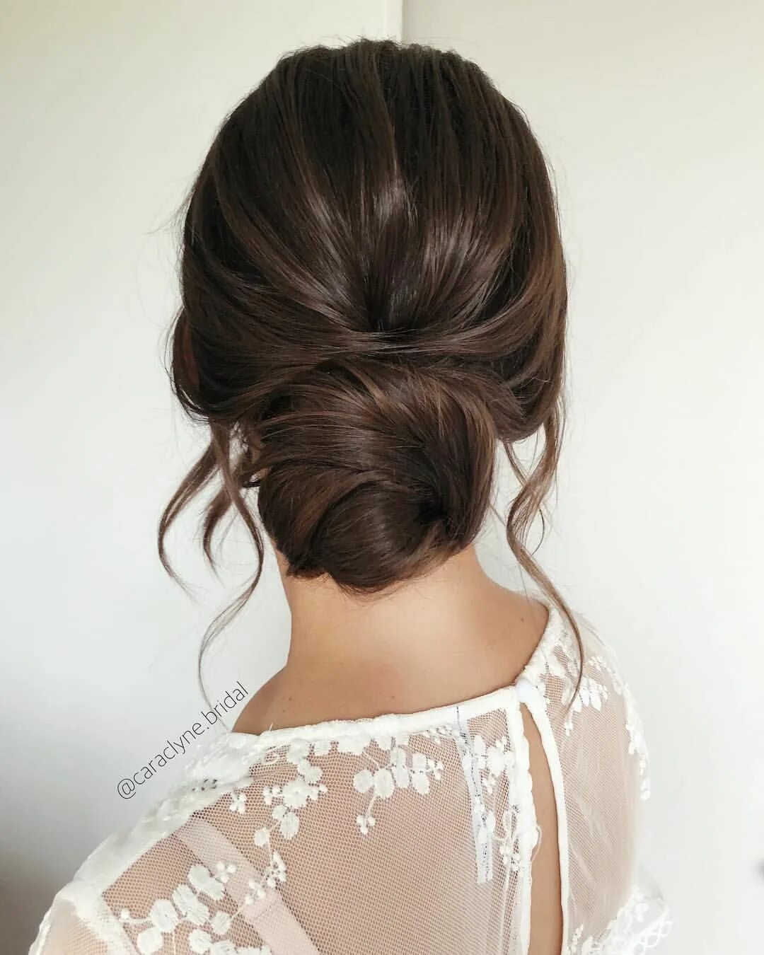 Прическа нижний пучок на длинные волосы Soft effortless bun for brown hair girls ❤ ️❤ ️❤ ️❤ Wedding hairstyles, Wedding hai