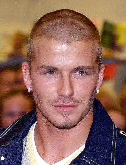 Прическа нулевых мужская david beckham with earrings - Google Search Mens haircuts short, Short burgundy 