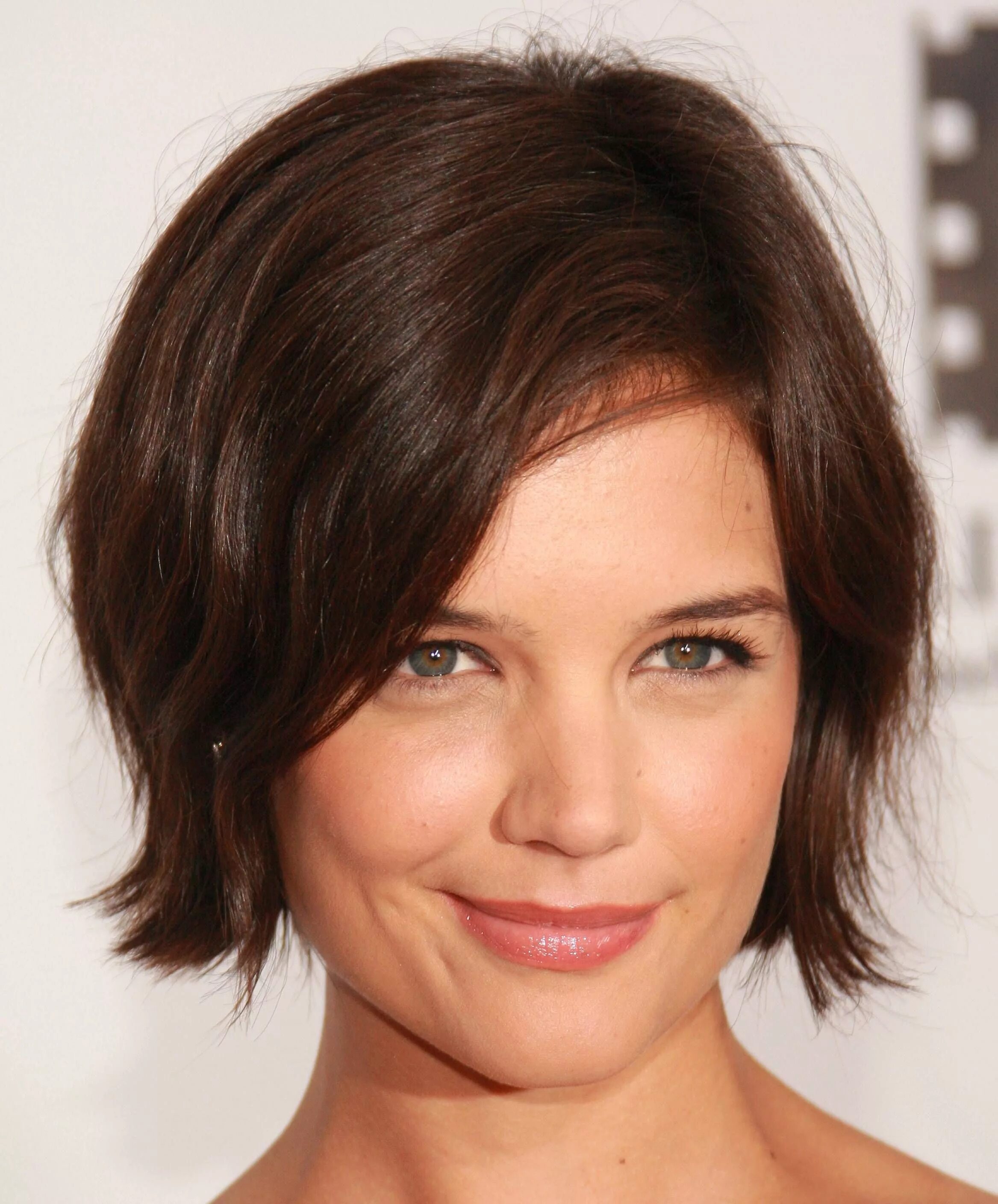 Прическа овальное лицо тонкие волосы 15 Katie Holmes Hairstyles From Long to Short and Back Again Celebrity short hai