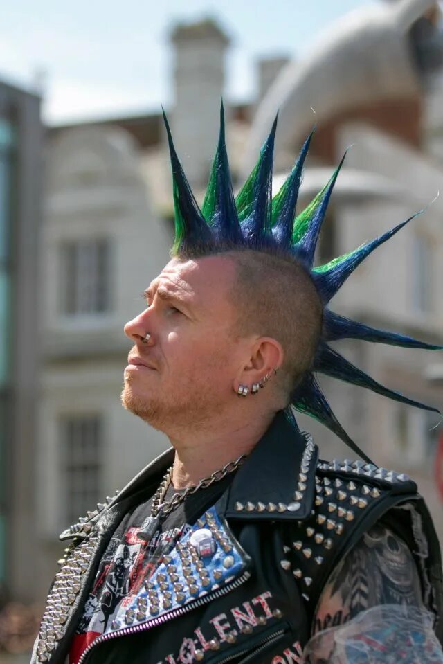 Прическа панк фото World's largest punk festival sees rockers in huge Mohawks gather in Blackpool T