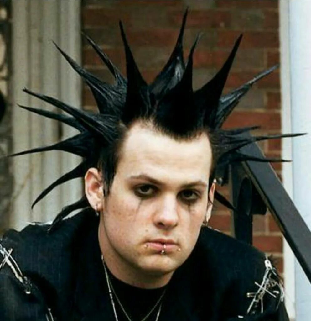 Прическа панка Good Charlotte Spikes