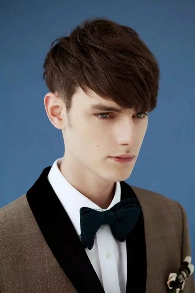 Прическа парней с челкой 2024 A large black bow tie with a gold and black tux. Mens hairstyles, Haircuts for m