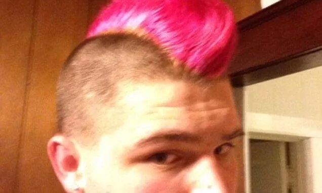 Прическа петухов Student who got a pink Mohawk for breast cancer awareness in honor of sick mothe