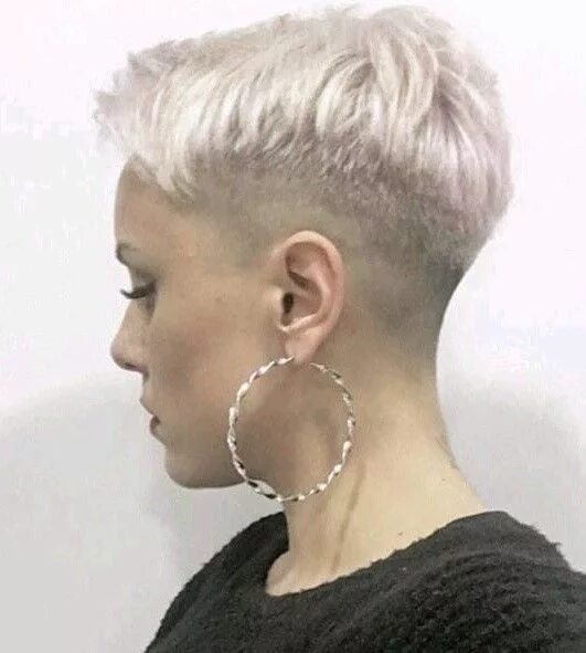 Прическа пиксель на короткие волосы Pin by Jane Peluso on April2021 Edgy short hair, Short hair haircuts, Short text