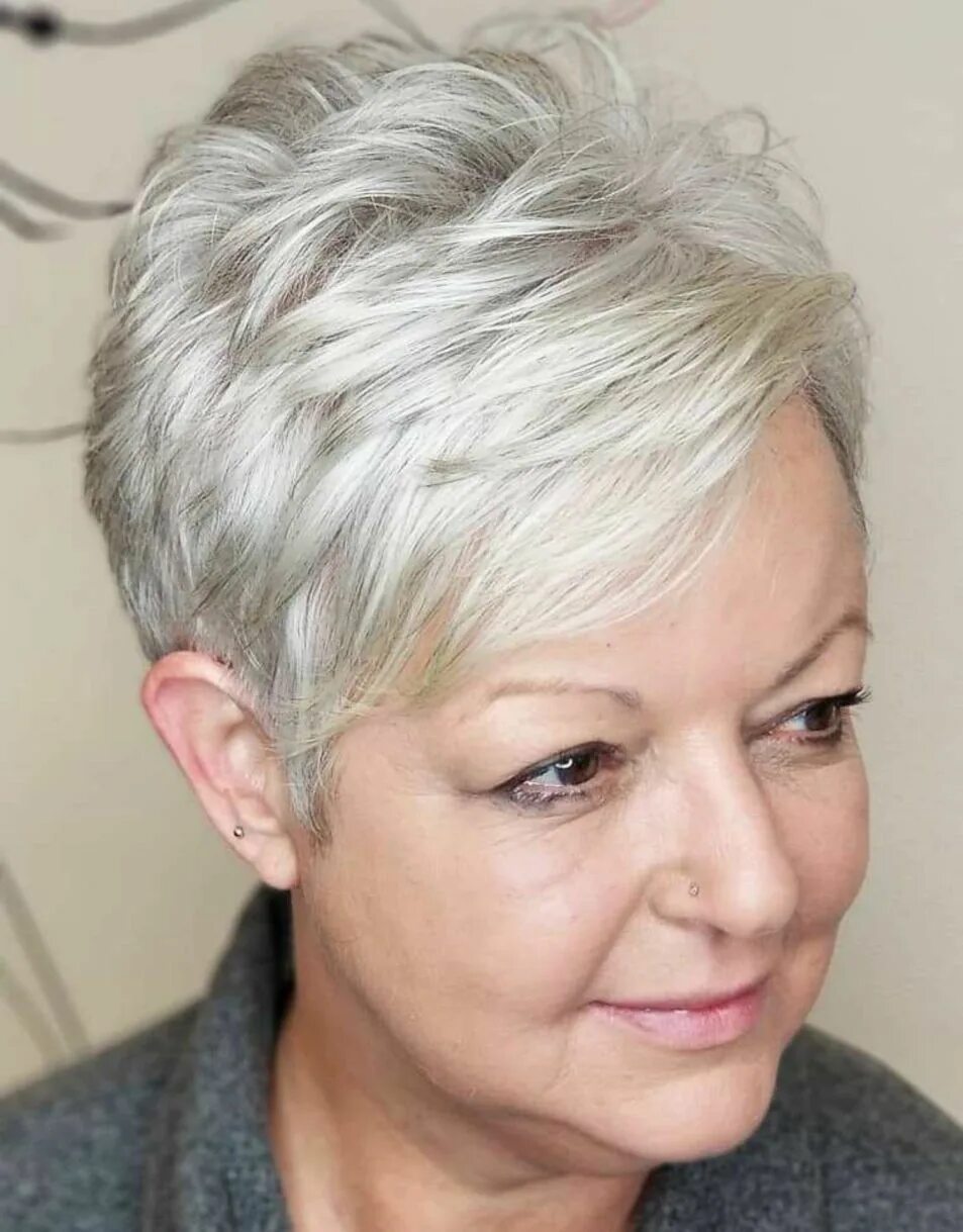 Прическа пикси для женщин 60 лет Textured Gray Pixie Hairstyle Thick hair styles, Best short haircuts, Modern hai