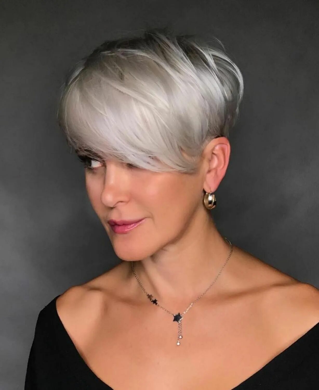 Прическа пикси фото для женщин 50 Silver Undercut Pixie Short choppy haircuts, Short choppy hair, Short hair style