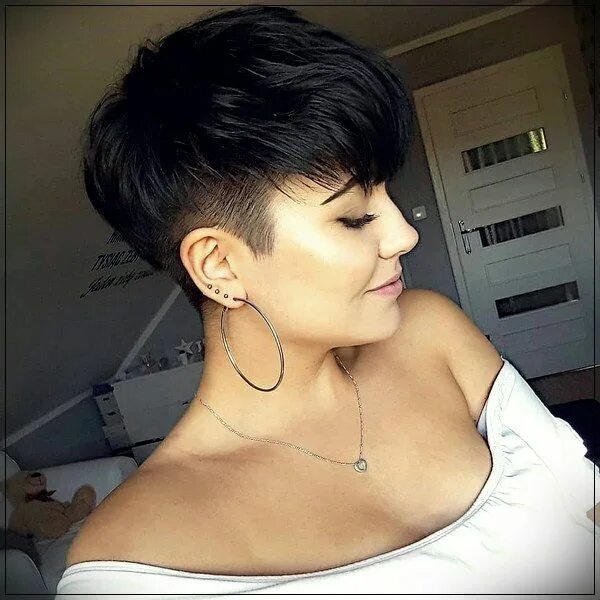 Прическа пикси короткой челкой фото Super new haircuts for 2019-2020 season: TOP 7 of trends Короткие стрижки, Стриж