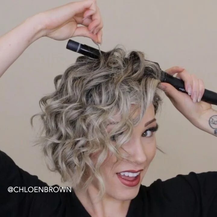 Прическа плойкой на короткие Chloé Brown ♡ Short Hair on Instagram: "✨ VOLUMINOUS WAND CURLS + BRAID ✨ Curlin