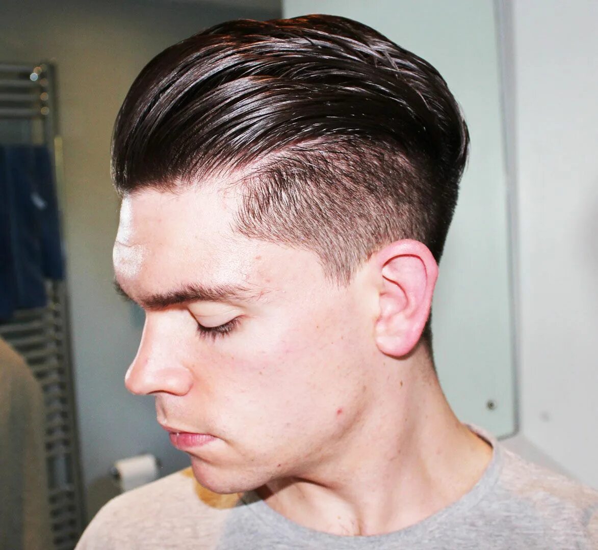 Прическа по бокам коротко сверху длинно Slick pompadour Haircuts for men, Mens hairstyles undercut, Pompadour hairstyle