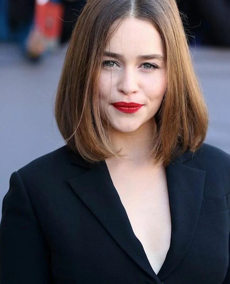 Прическа по плечи женская 2024 Emilia Clarke Прически, Стрижка, Идеи причесок