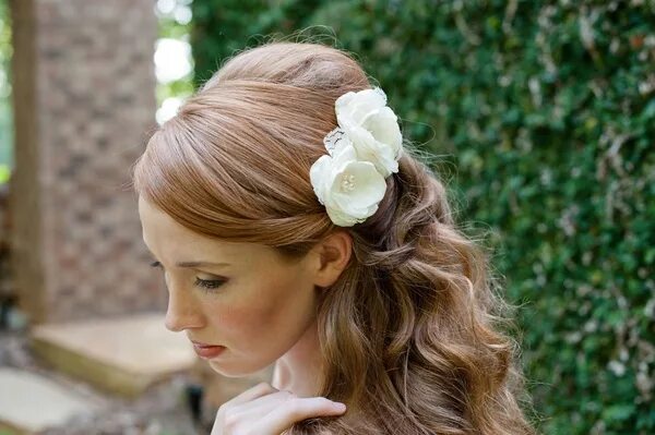 Прическа под берет на длинные волосы Bride hair idea Romantic wedding hair, Wedding hair flowers, Bride hair accessor