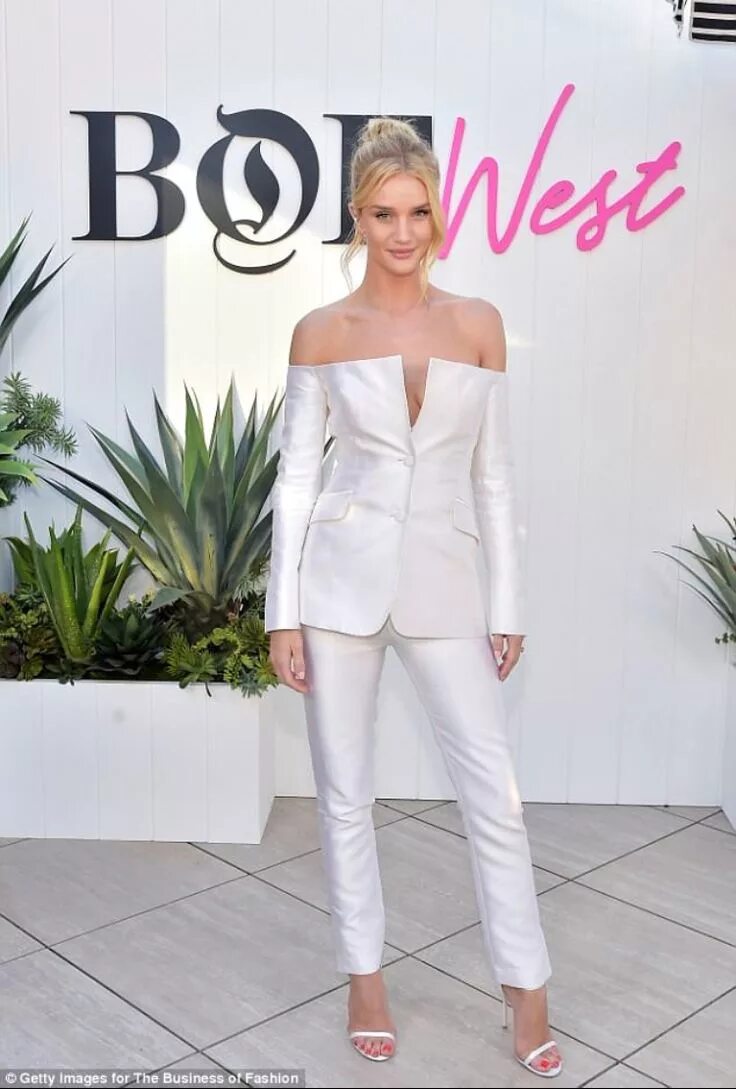 Прическа под брючный костюм женский на свадьбу Pin on Style inspiration - Rosie Huntington-Whiteley Celebrity dresses, Rosie hu