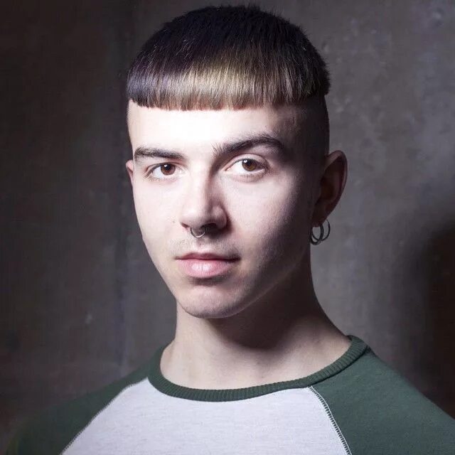 Прическа под горшок Pin auf Men's bowlcut high Frisuren, Männer