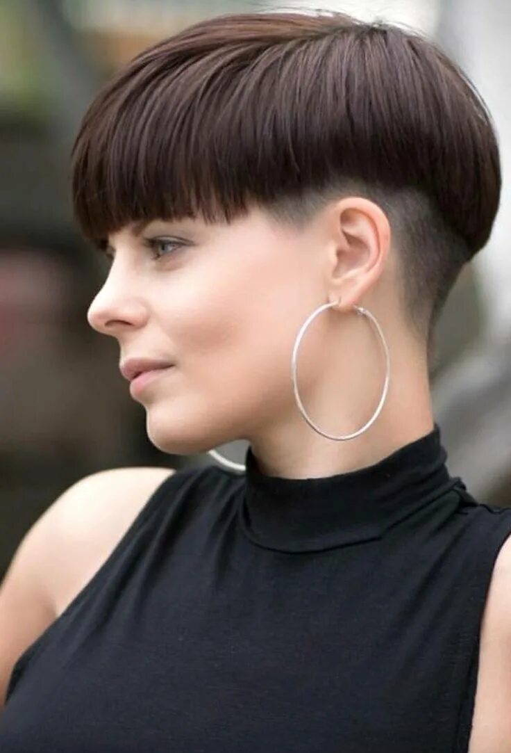 Прическа под горшок женская с челкой Fall And Renewal: Seven (Lucky) Short Hairstyles To Get Rid Of Bad Energy Medium