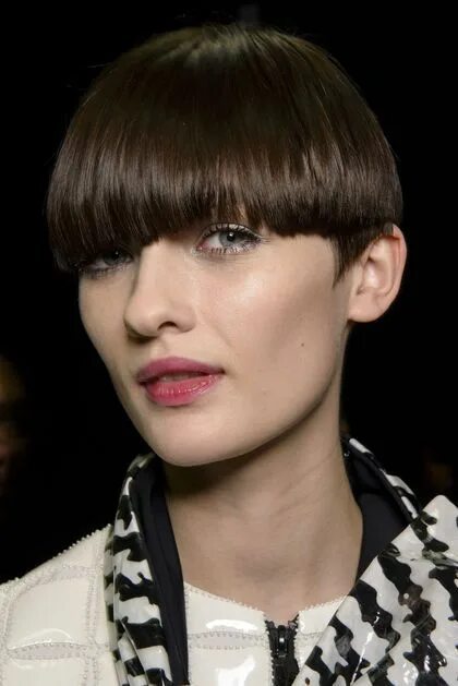 Прическа под горшок женская с челкой фото Coupe au bol Tendance coiffure automne, Tendances coiffures, Coupe au bol