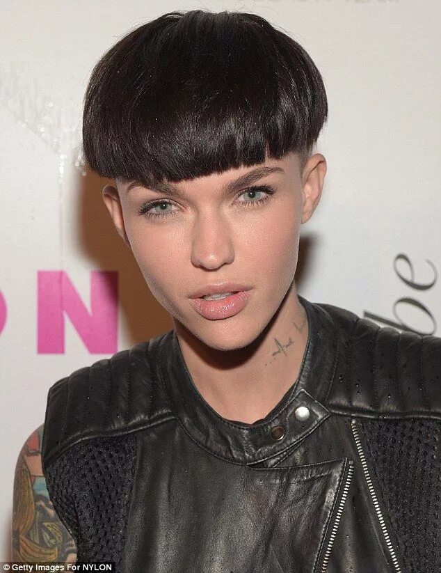 Прическа под горшок женская с челкой фото ruby rose Platinum blonde pixie, Mushroom hair, Bowl cut