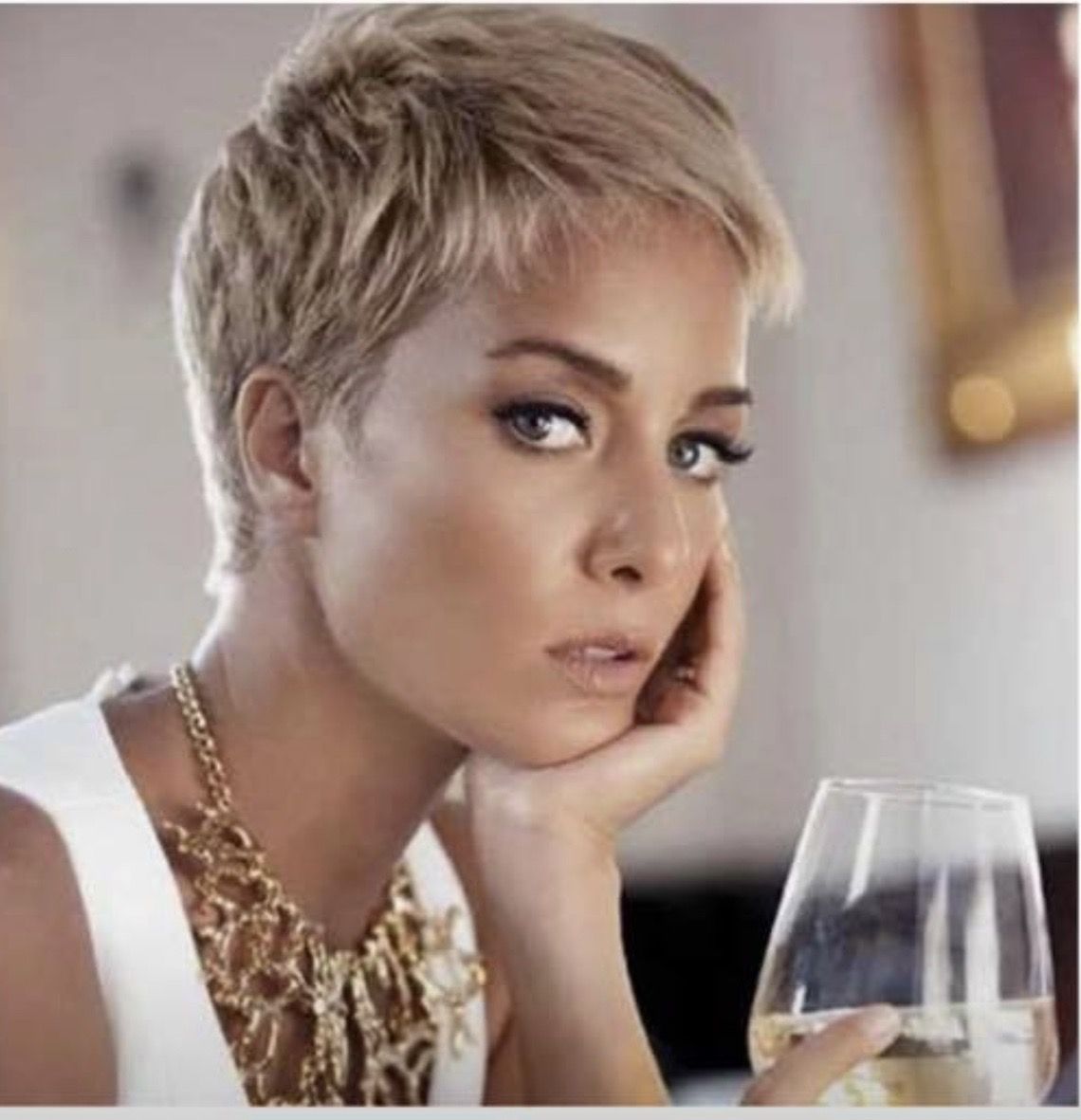 Прическа под короткий волос Pin on hair and makeup. Short blonde hair, Super short hair, Short sassy haircut