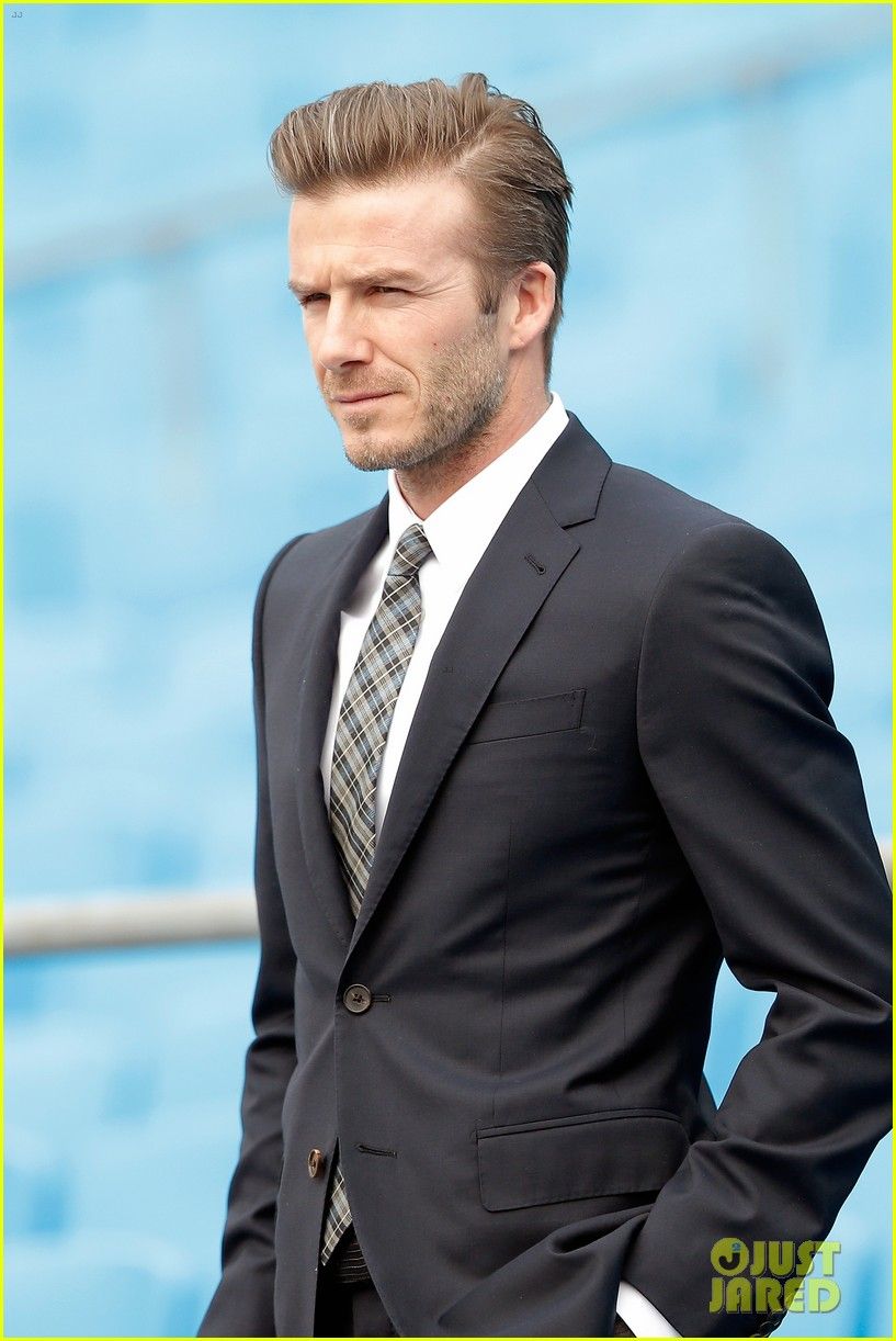 Прическа под костюм мужской David Beckham: Beijing Guo'an Football Club Visit! : Photo 2834936 David Beckham