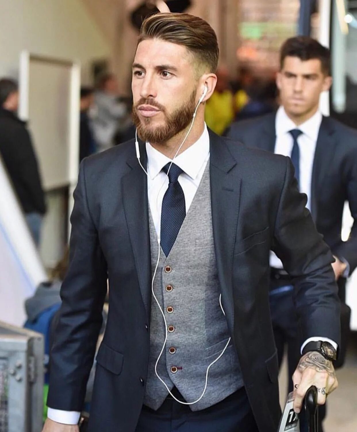 Прическа под костюм мужской Sergio Ramos doing right Wedding suits men grey, Wedding suits men, Mens outfits