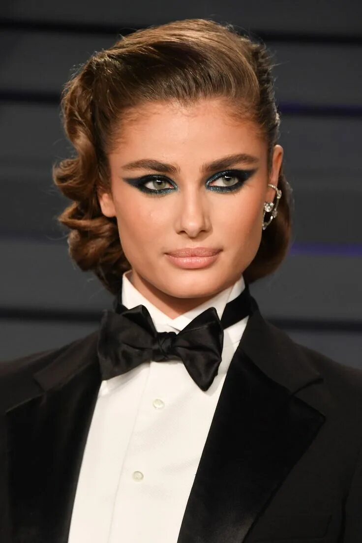 Прическа под костюм женский See the Most Gorgeous Hair And Makeup Looks From the 2019 Oscars Red carpet make