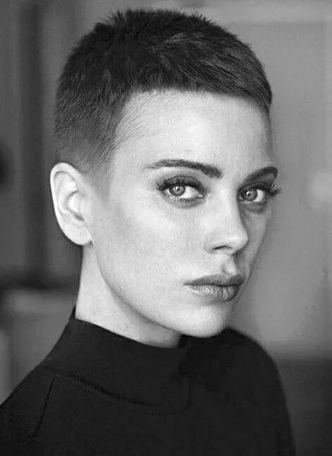 Прическа под мальчика длинная Pin on edgy bald women Cool hairstyles, Thin hair pixie, Edgy short hair