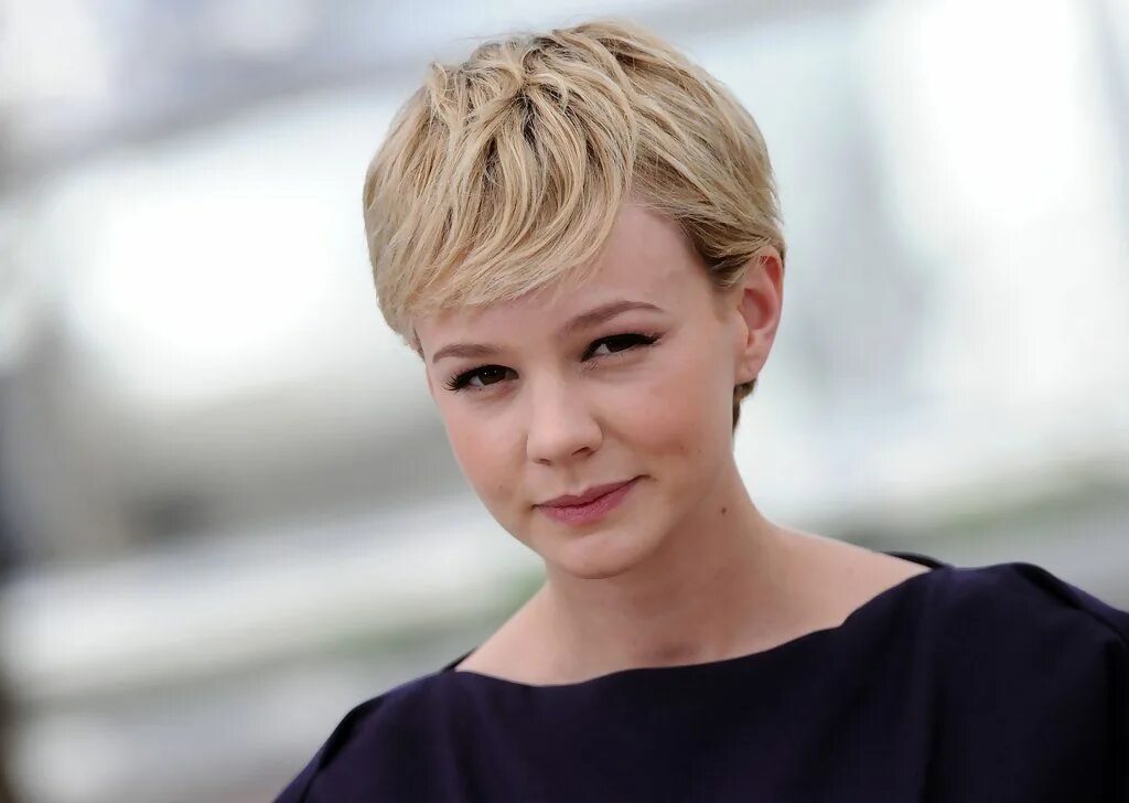 Прическа под мальчика длинная More Pics of Carey Mulligan Short Side Part Cute blonde hair, Short hair styles 