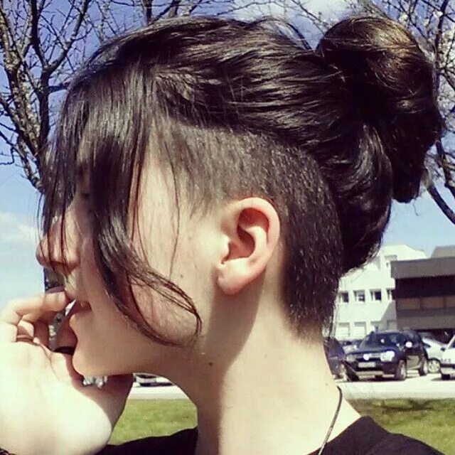 Прическа под пацана для девочки Pin by ✴ Russo ✴ on Penteados Undercut long hair, Long hair styles, Hair styles