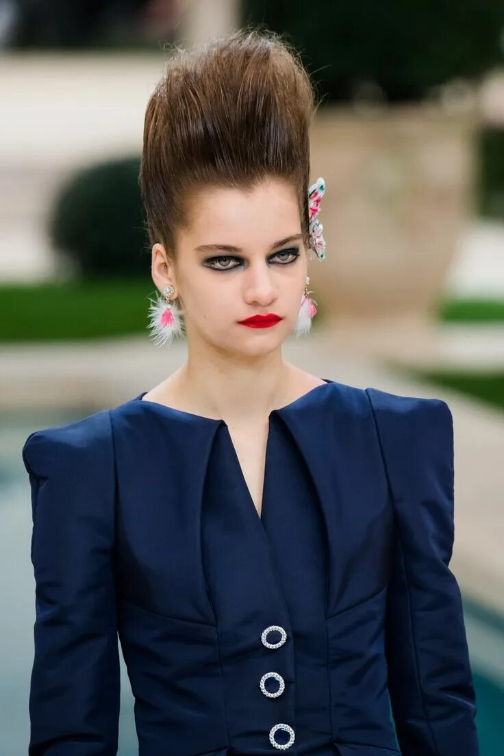 Прическа под пиджак женская Chanel Spring 2019 Couture collection, runway looks, beauty, models, and reviews