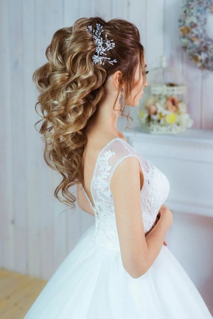 Прическа под пышное свадебное платье 2024 Pin by Karen Alanis Silos on Quick Saves in 2024 Wedding hairstyles, Bride hairs