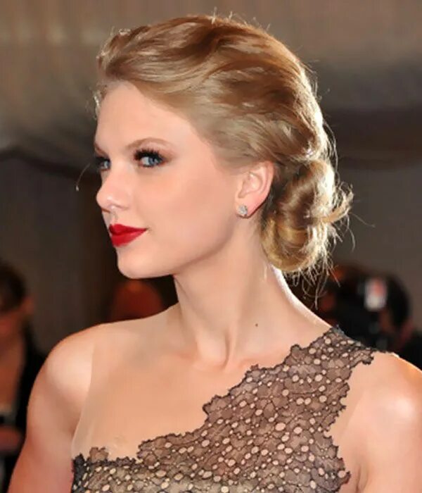 Прическа под средние волосы Tay Tay Taylor swift hot, Taylor swift updo, Taylor swift hair