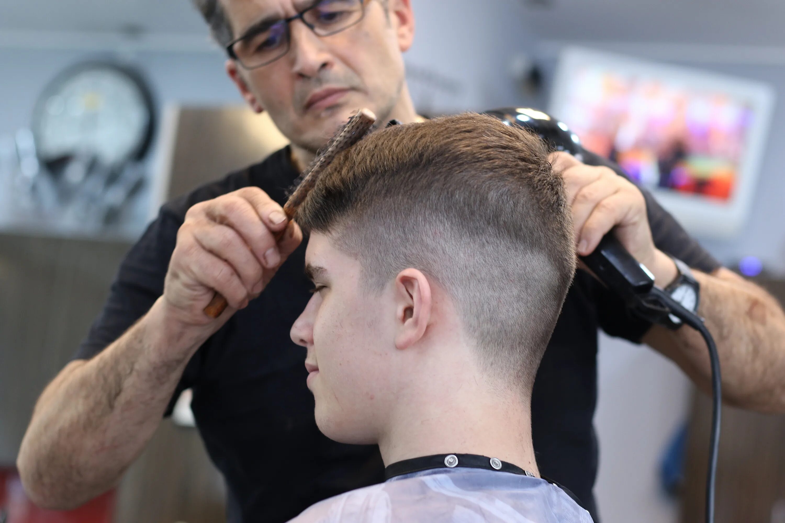 Прическа подстригать красивые Stylish male Haircut, Barber and client free image download