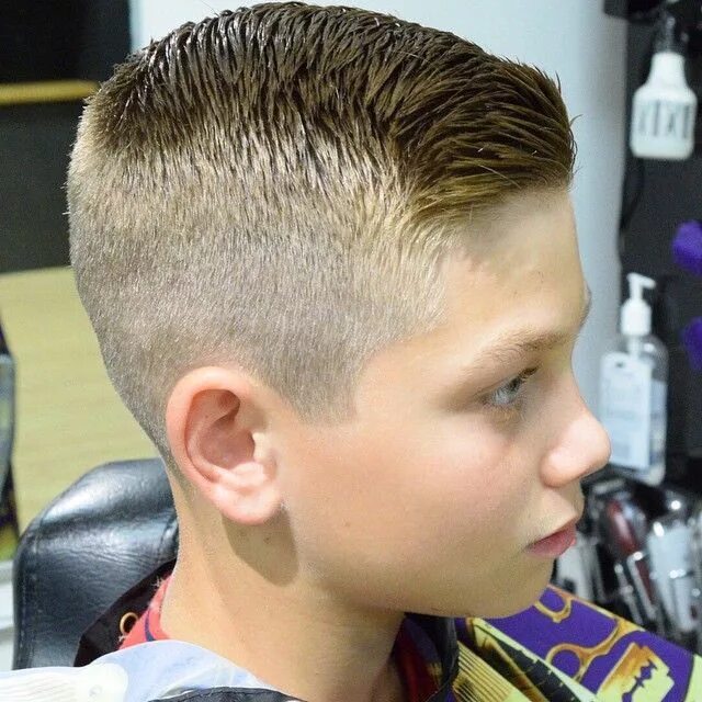 Прическа полубокс мальчику фото slick haircut with a quiff Boy hairstyles, Hair cuts, Boys haircuts