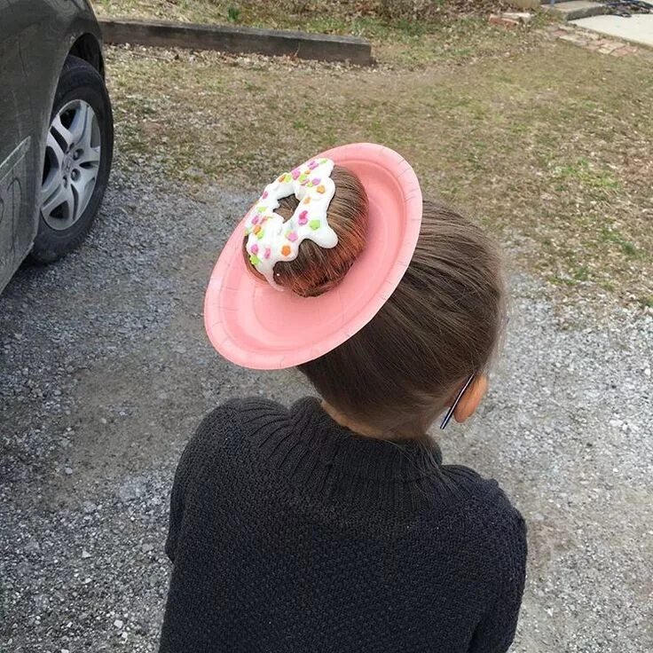 Прическа пончик для девочки Crazy Hair Day at school! #donuthair Crazy hair day at school, Crazy hair days, 