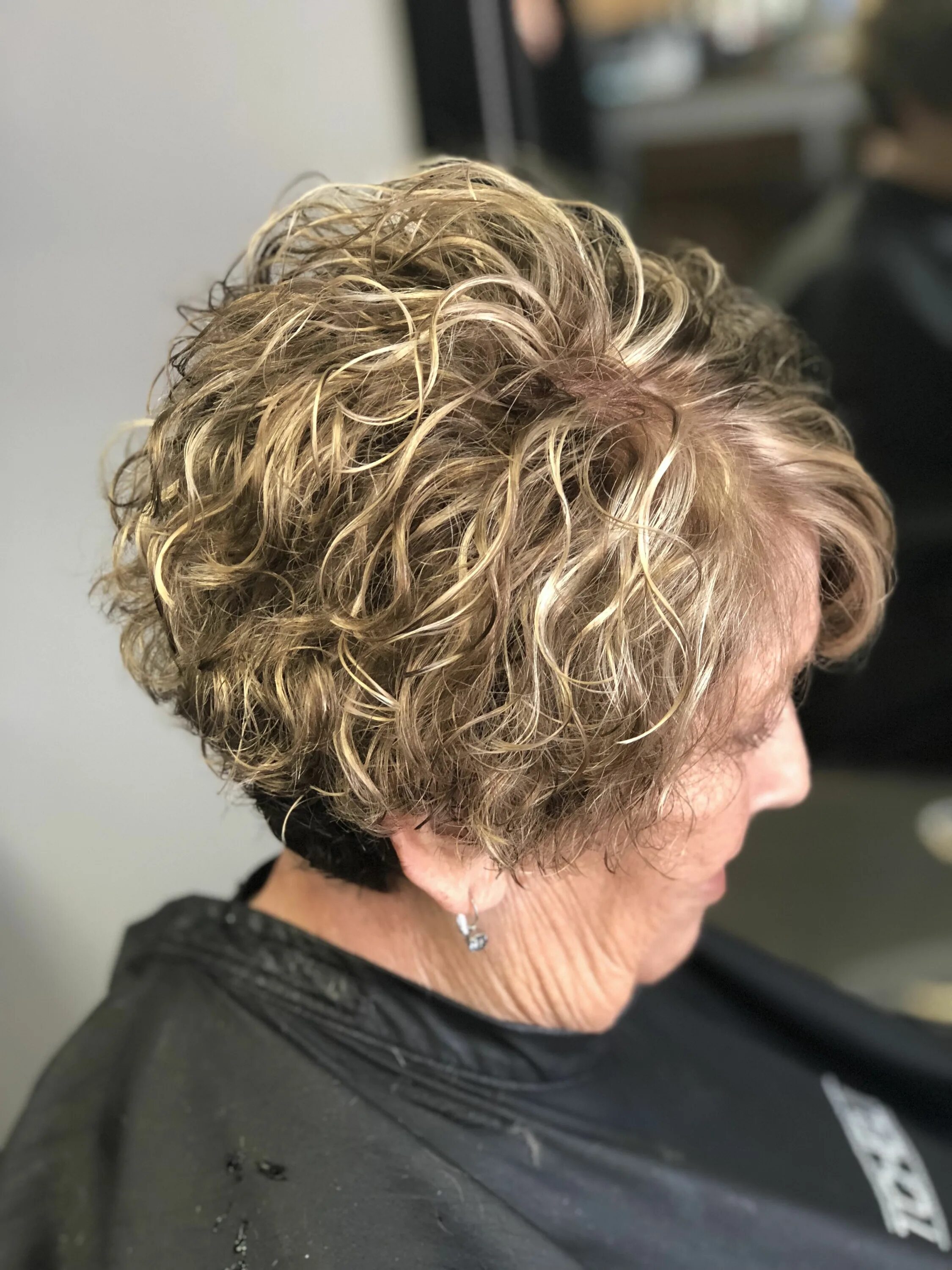 Прическа после химии на короткие волосы Pin by Salon Eleven on Color Short permed hair, Spiral perm short hair, Short la