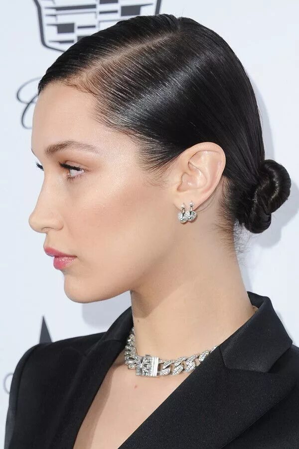 Прическа прилизанные волосы Simple Celebrity Beauty Looks To Copy Now Bella hadid hair, Hairstyles for thin 