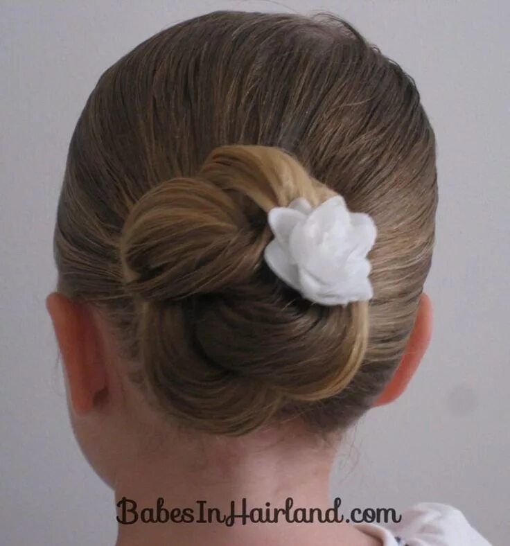 Прическа пучок для девочки Loopy Looking Bun Hair Little girl hairstyles, Flower girl hairstyles, Girl hair