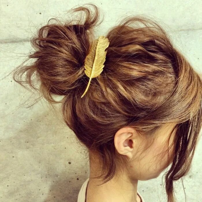 Прическа пучок для девочки средние волосы Chignon flou : la coiffure de fête facile à faire soi-même Hair styles, Pretty h