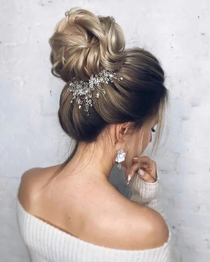 Прическа пучок на длинные волосы свадебные Dreamy Bridal Hair Vines + Beautiful Bridal Hairstyle Inspiration Wedding hair h