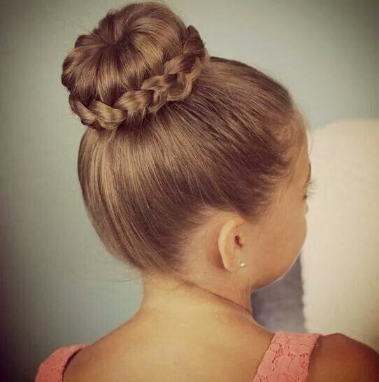 Прическа пучок на средние для девочки Braided bun Kids hairstyles, Cute girls hairstyles, Girl hairstyles