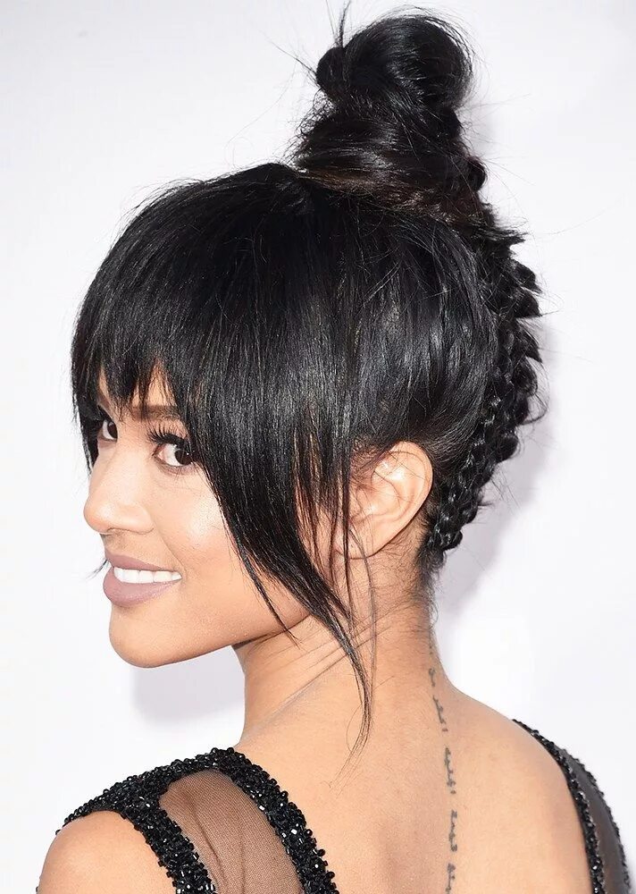 Прическа пучок с длинной челкой The 35 Best Celebrity Braids of All Time Cabelo encaracolado, Penteado meio coqu