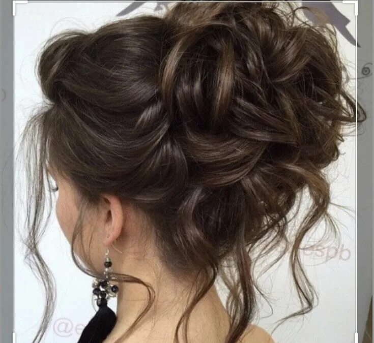 Прическа пучок с локонами на длинные волосы Pin de Claire Larkin en Hoco Hair Peinados pelo corto elegantes, Peinados con pe