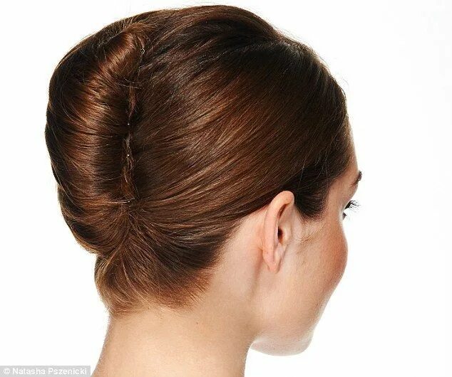 Прическа ракушка 2024 FEMAIL shows you how to do... the French Twist French twist hair, Long hair styl