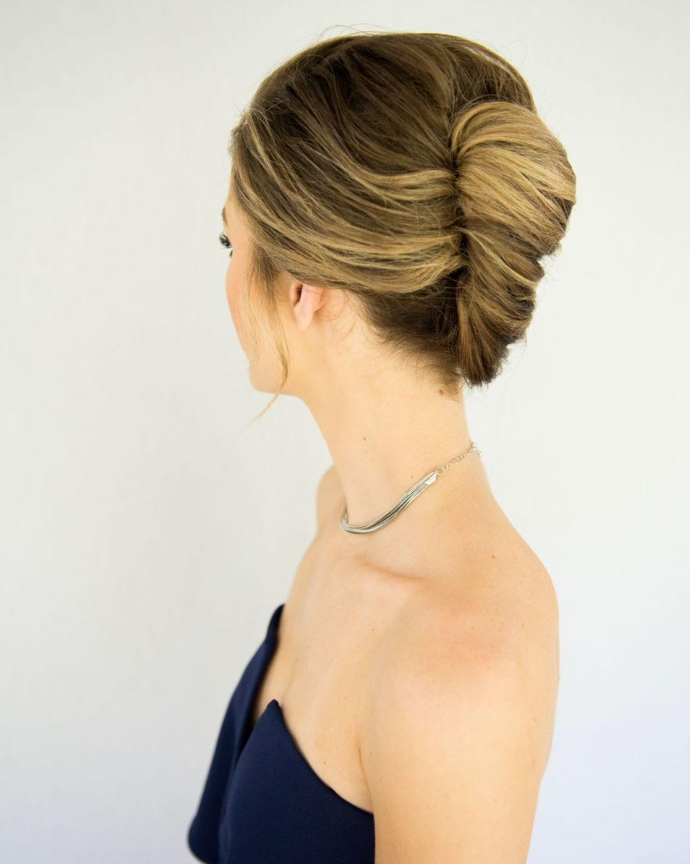 Прическа ракушка на длинные волосы How To do a Modern French Twist Updo - Lulus.com Fashion Blog French twist hair,