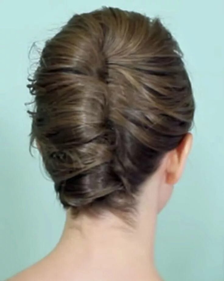 Прическа ракушка на короткие A Simple French Twist for Short Hair French twist hair, Short hair updo, Short h