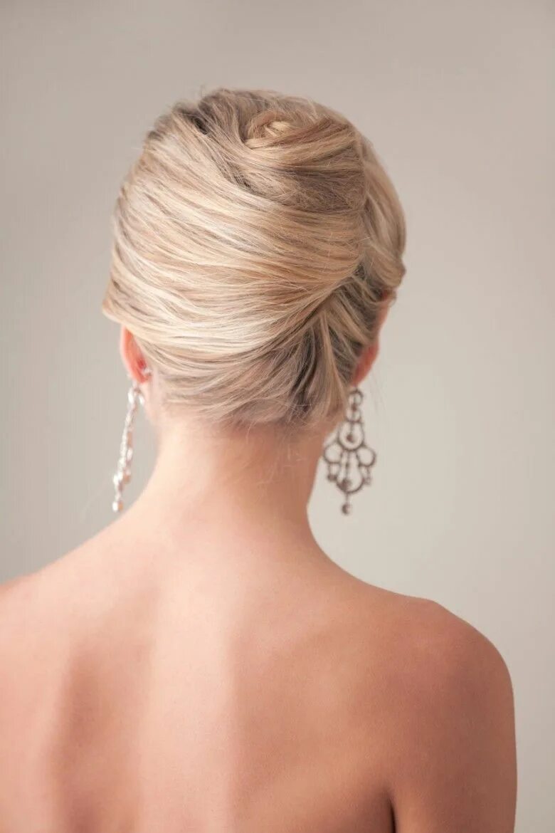 Прическа ракушка на средние волосы фото 10 chignons de soirée pour s'inspirer ! Chignon soirée, Coiffure cheveux mi long