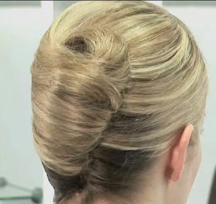 Прическа ракушка на средние волосы видео Classic French twist in 2024 French twist hair, Haircuts for long hair straight,