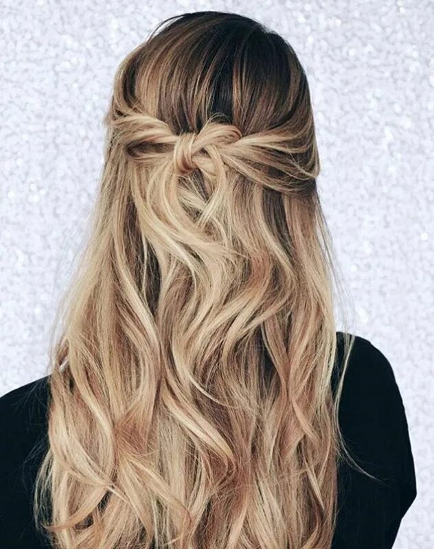 Прическа распущенные волосы прямые These prom hairstyles half up half down really are fab. #promhairstyleshalfuphal